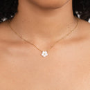 Enya – Elegante Halskette mit Blumenanhänger und verstellbarer Kette