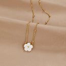 Enya – Elegante Halskette mit Blumenanhänger und verstellbarer Kette
