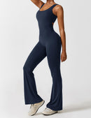 Sophia - Modischer ärmelloser ausgestellter Jumpsuit mit schmaler Passform und breiten Trägern